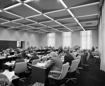 880212 Afbeelding van de Utrechtse gemeenteraad, tijdens een raadsvergadering in de raadzaal van het Stadhuis ...